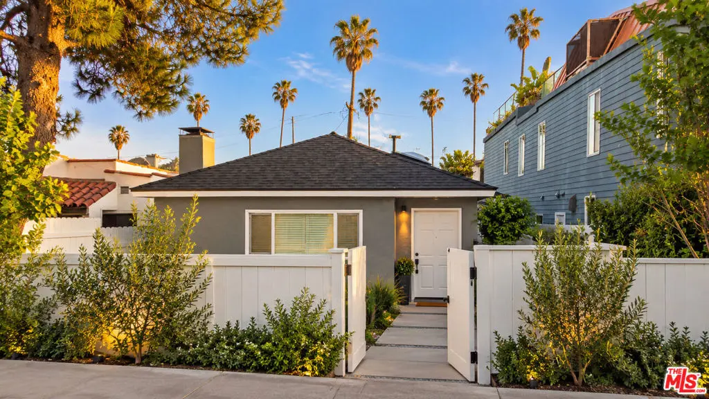 Single Family Residence for rent at 806 Navy Street, Santa Monica, CA featuring 2 beds and 1 bath