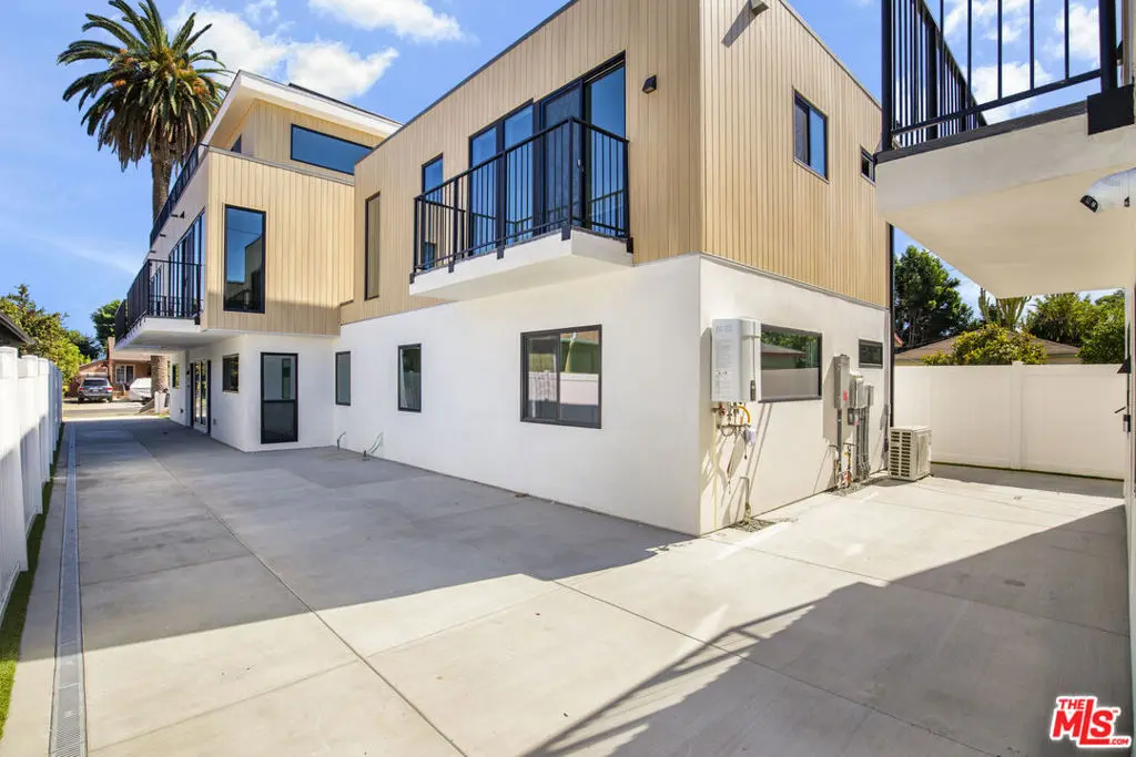 Residential Lease for rent at 2739 Thurman Avenue 3, Los Angeles, CA featuring 2 beds and 2 baths