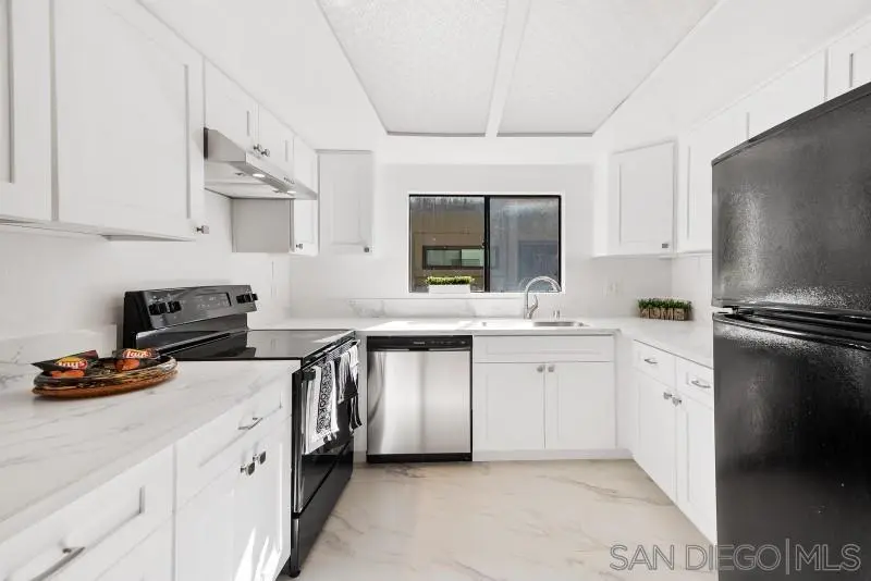 Residential Lease for rent at 5170 Clairemont Mesa Blvd 9, San Diego, San Diego County, CA featuring 2 beds and 2 baths