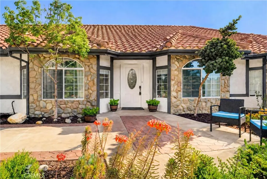 Residential Lease for rent at 2043 Vista Valle Verde Drive, Fallbrook, San Diego County, CA featuring 4 beds and 3 baths