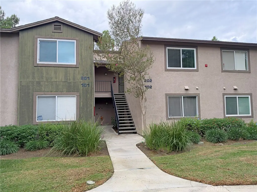 Condominium for rent at 2604 Avenida Del Vista 202, Corona, CA featuring 1 bed and 1 bath