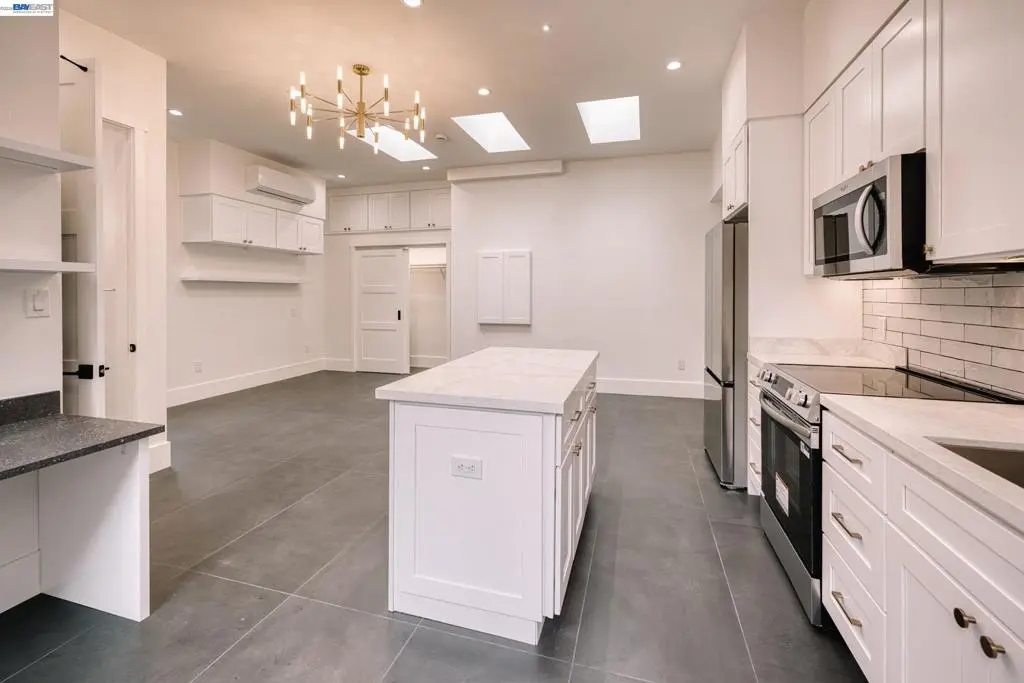 Residential Lease for rent at 285 Oak Park Lane, Pleasant Hill, Contra Costa County, CA featuring 1 bed and 1 bath