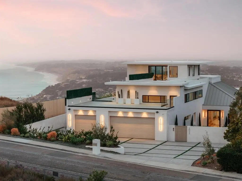 Residential Lease for rent at 2082 Via Casa Alta, La Jolla, San Diego County, CA featuring 5 beds and 8 baths
