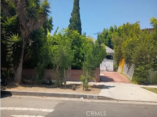 Single Family Residence for sale at 929 S Muirfield Road, Los Angeles, CA featuring 5 beds and 3 baths