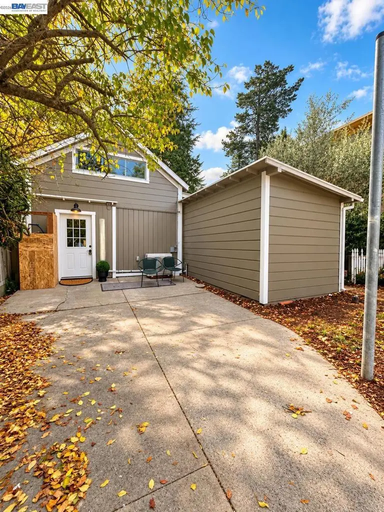 Single Family Residence for rent at 427 Locust St, Santa Cruz, CA featuring 3 beds and 1 bath