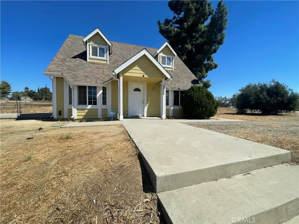 Single Family Residence for rent at 26140 Hoover Street, Murrieta, CA featuring 3 beds and 2 baths