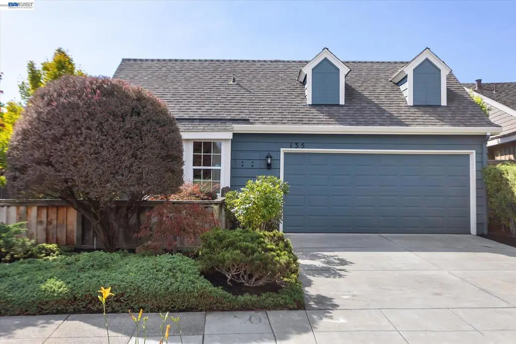 Single Family Residence for sale at 135 Weymouth Ct, Alameda, CA featuring 2 beds and 2 baths