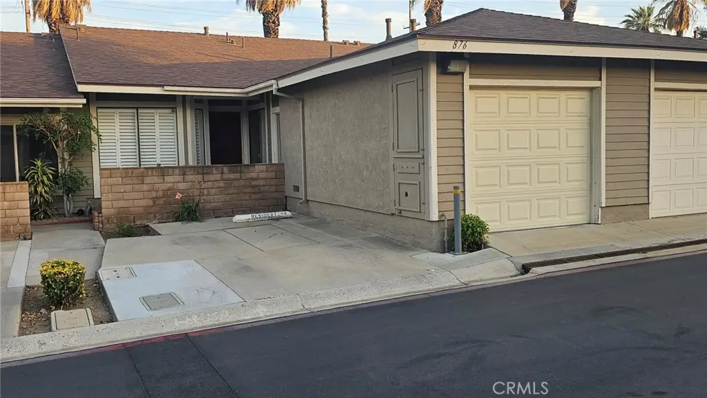 Townhouse for rent at 876 Tangerine Street, Corona, CA featuring 2 beds and 1 bath