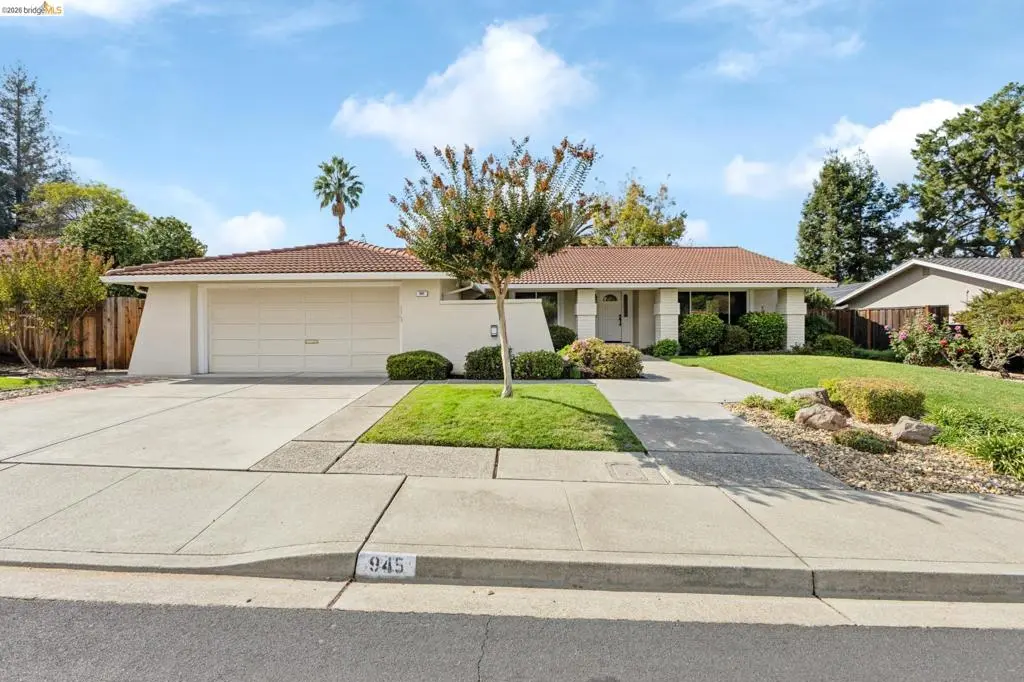 Single Family Residence for rent at 945 Natchez Dr, Walnut Creek, CA featuring 3 beds and 2 baths