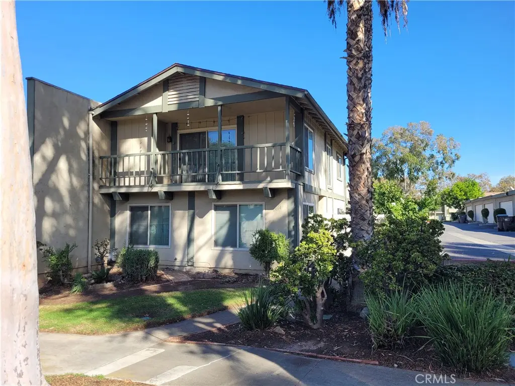 Townhouse for rent at 1464 Via Del Rio, Corona, CA featuring 3 beds and 3 baths