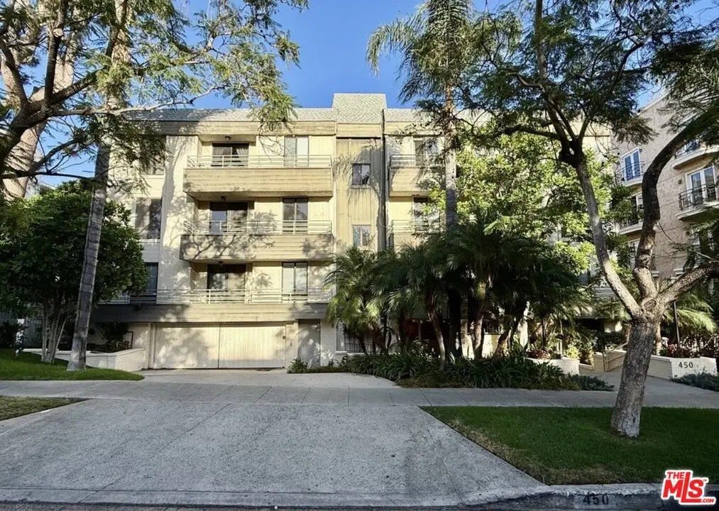 Condominium for sale at 450 N Oakhurst Drive 304, Beverly Hills, CA featuring 3 beds and 2 baths