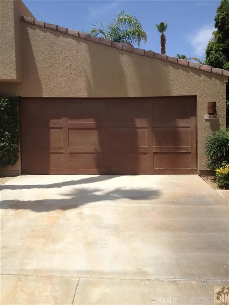 Residential Lease for rent at 76686 Chrysanthemum Way, Palm Desert, Riverside County, CA featuring 2 beds and 2 baths