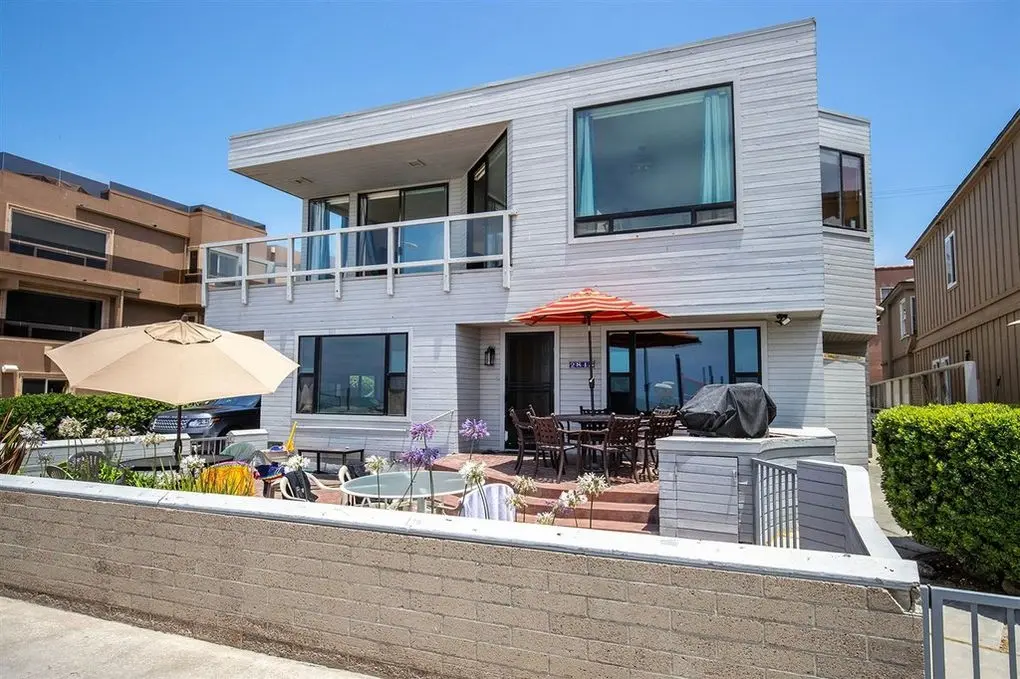 Single Family Residence for rent at 2847 Ocean Front Walk, San Diego, CA featuring 3 beds and 2 baths