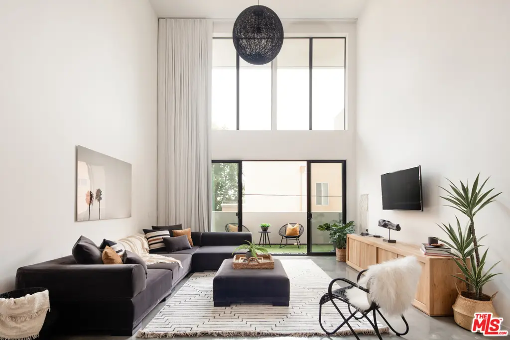 Residential Lease for rent at 11830 Courtleigh 301, Los Angeles, Los Angeles County, CA and 2 baths