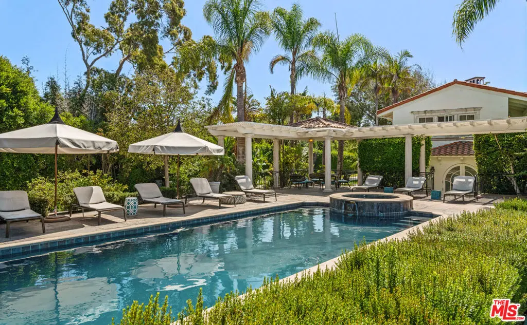 Single Family Residence for rent at 28899 Cliffside Drive, Malibu, CA featuring 6 beds and 5 baths
